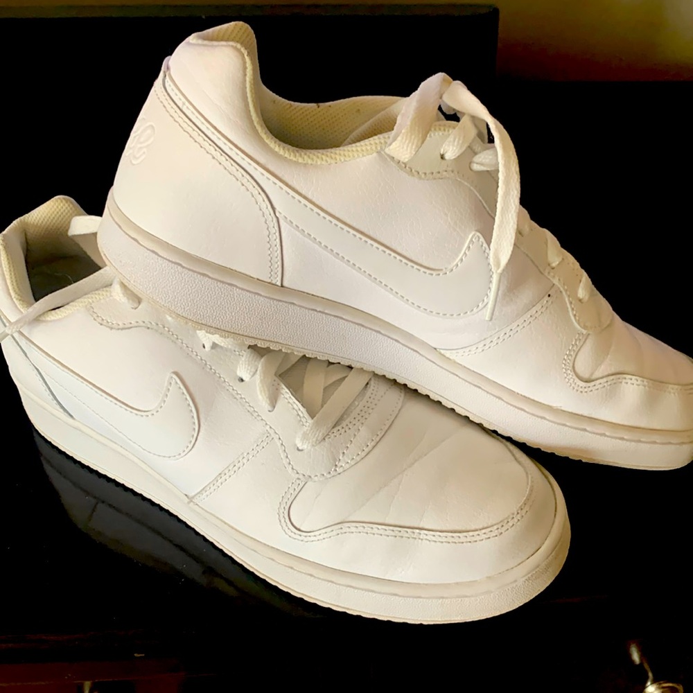 Men’s 10.5 Nike shoes. Only worn once or twice still in excellent condition.
